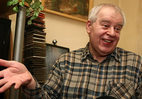 
                        	64 éves korában, 2013. január 2-án elhunyt Koroknay Géza, hazánk egyik legismertebb szinkronszínésze. Már egy ideje küzdött a rákkal, december utolsó hetében meg is műtötték, ám az operáció nem tudta megmenteni az életét.
