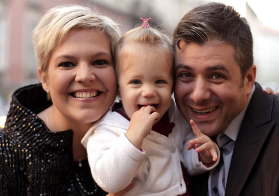 	Balássy Betty és Varga Ferenc kétéves kislánya, Rozi hamarosan kistestvért kap. A Megasztárban összejött énekes és énekesnő második gyereküket várják.