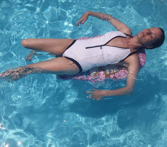  	"Egy kis pihenés az esti Closer előadás előtt..." - Dobó Kata színésznő a medencében keresett menedéket a hőség elől.