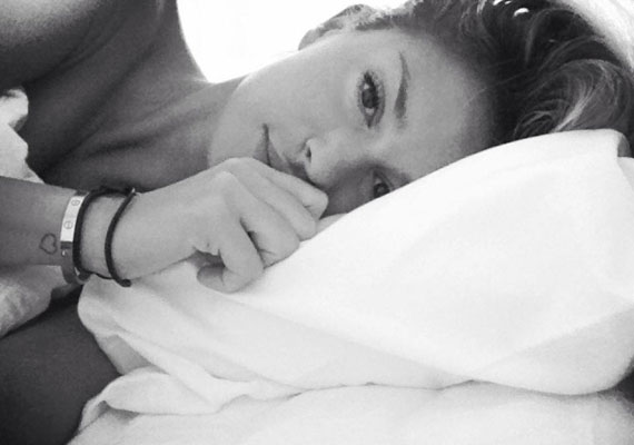 	Dukai Regina modell gyakran kíván jó éjt vagy jó reggelt követőinek az ágyból. Az egyik alkalommal ő is ruhátlanul bújt a paplan alá, úgy szelfizett.