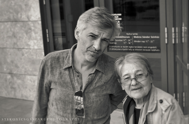 Alföldi Róbert és a színészlegenda, Törőcsik Mari a színház előtt (Fotó: Stekovics Gáspár)