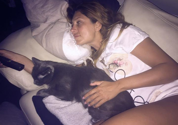 
                        	Horváth Éva köztudottan imája az állatokat, ahogyan azok is rajonganak érte. A macskája például kifejezetten élvezi, ha az estéket a műsorvezetővel töltheti a kanapén.