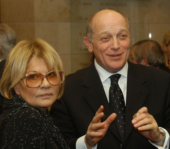 	50 éve él boldog házasságban a nemzet színésze férjével, Balázsovits Lajos színész-rendezővel. A pár kapcsolata nem indult zökkenőmentesen, hiszen akkoriban a színésznő férjnél volt. A pár 1966-ban házasodott össze.
