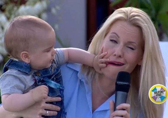 	Mádai Vivien műsorvezető eltorzult arccal látható a felvételen, amit kilenc hónapos kisfiának, Zénónak köszönhetett. Nézd meg, mi történt!