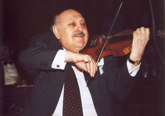	Július 8-án elhunyt a "prímáskirály". Boross Lajos játéka még Yehudi Menuhin világhírű hegedűművészt is lenyűgözte, aki közös muzsikálásra kérte fel, amikor 1972-ben a Halászbástya étteremben találkozott vele