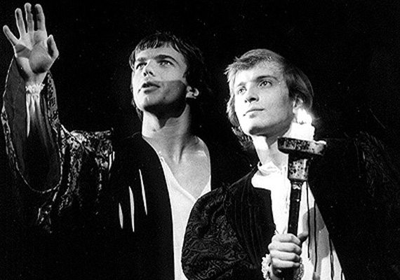 
                        	Bubik István már 1983-ban olyan jelentős szerephez jutott, mint Mercutióé - bal oldalon - Shakespeare Rómeó és Júlia című darabjában. A képen a Rómeót alakító Mácsai Pállal.