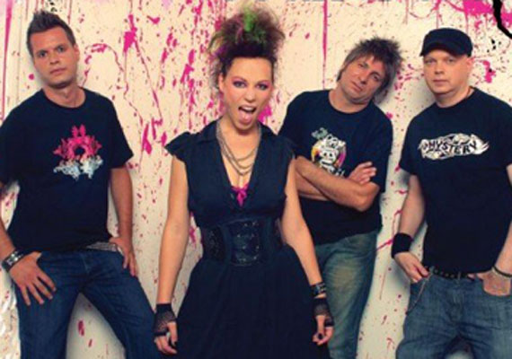 	Tragikusan fiatalon, mindössze 33 évesen hunyt el a Soffi punk-rock zenekar énekesnője. Urbán Zsófia 2014. augusztus 17-én méhnyakrákban halt meg.