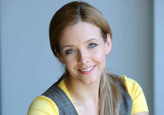 	Peller Anna, a Barátok közt egykori Juhász Gabija szintén station voice, a Film Café csatornáé.