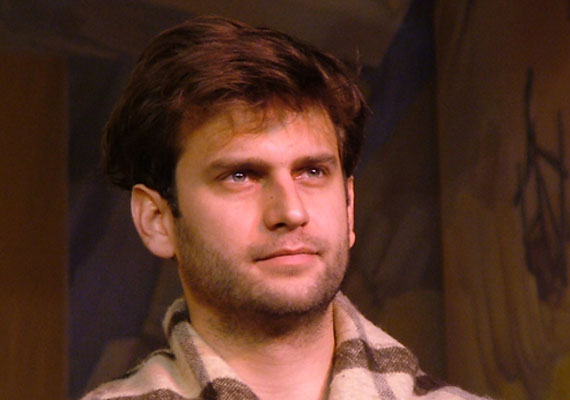 	Simon Kornél, aki a Társas játék című sorozatban Dávidot alakítja, a  Sherlock című sorozatban pedig a címszereplő magyar hangja, station voice a Megamax csatornánál.	 