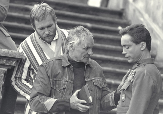 	Jancsó Miklós rendezővel több ízben is együtt dolgozott a színművész - egyebek közt 1974-ben a Szerelmem, Elektra, 1987-ben a Szörnyek évadja, 1996-ban a Szeressük egymást, gyerekek film kapcsán. A fotó pedig az Allegro Barbaro című történelmi film forgatásán készült 1978-ban. Egy korábbi interjúban Cserhalmi György elárulta, hogy szeretett együtt dolgozni Jancsóval - a rendező 2014 januárjában hunyt el -, és hogy számára nem jelentett gondot a filmek sokszor allegorikus kifejezésmódja.