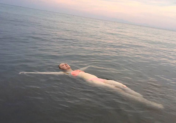 
                        	Az 54 éves Eszenyi Enikő a hét elején posztolta magáról ezt a fotót, amelyben a Balaton vizén lebeg rózsaszín bikiniben. Csak ámuldozott mindenki, milyen szexi - annak ellenére, hogy mellőzte a kihívó pózokat.