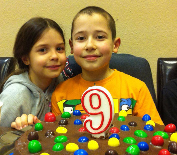 
                        	Demcsák Zsuzsa fia, Benedek kilencéves lett vasárnap. Házi készítésű csokitortát kapott.