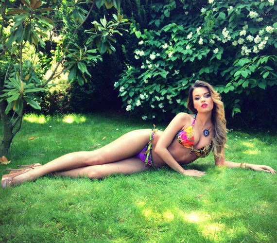 	Kárpáti Rebeka, a 2013-as Miss Universe Hungary cím birtokosa két hete egy bikinis fotózásról posztolta a képet.
