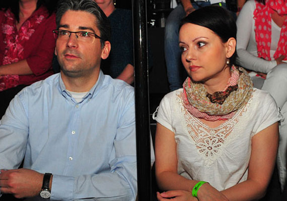 	Azurák Csaba feleségével, Grétával 12 éve van együtt, ám csupán 2010-ben házasodtak össze. A TV2 műsorvezetője és szerkesztője egy korábbi interjúban elárulta, a szigorú külső érzelmes és romantikus belsőt takar.