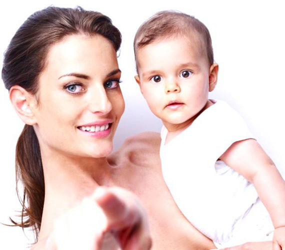 
                        	Ebergényi Réka modell 2012. december 7-én hozta világra első gyermekét. A kis Maráról július közepén posztolta ezt a fotót Facebook-oldalán.
