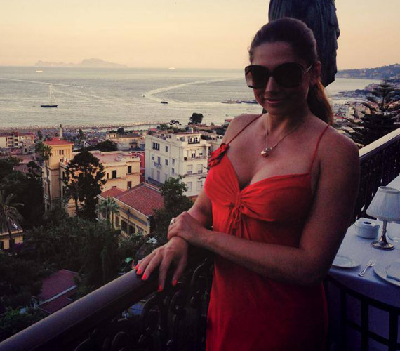	Horváth Éva, a VIASAT3 műsorvezetője olaszországi nyaralásán keltett feltűnést a tűzpiros, lenge ruhában.