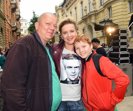 
                        	Eszenyi Enikő színésznő, a Vígszínház igazgatónője öccsével, valamint annak fiával, Farkassal.
