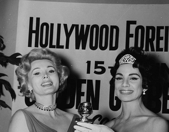 
                        	Gábor Zsazsa 1958-ban a Golden Globe-on a The Most Glamorous Actress, vagyis a legcsillogóbb színésznőnek járó különdíjat kapta - Ziva Rodann - jobbra - adta át neki.