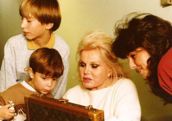 	Egy 1993-ban, Budapesten készült kép, melyen Gábor Zsazsa Amerikából hozott ajándékokkal lepi meg a gyerekeket. Gábor Marcell a kisebbik fiú.