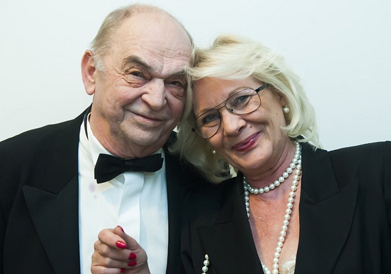 
                        	Bodrogi Gyula 40 éve él együtt Vass Angéla egykori modellel, aki Bodrogi Angélaként szokott bemutatkozni, noha nem házasodtak össze, hiszen a színész papíron még mindig Voith Ági férje.