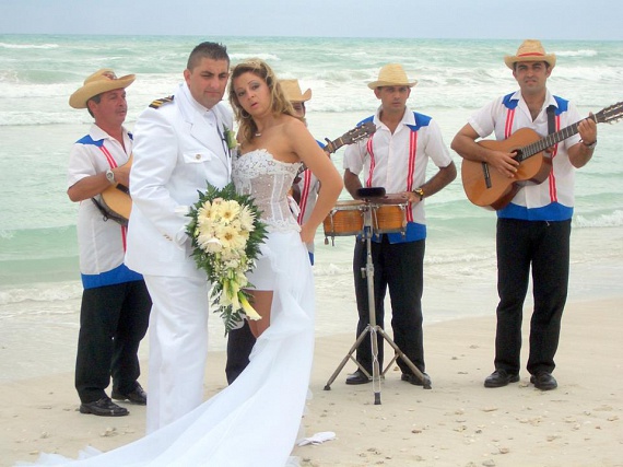 	A Karib-tenger partján kubai zenészek csalták elő a dallamokat Győzikének és Bea asszonynak.
