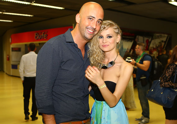 	Dobrády Ákos, a TNT együttes egykori tagja januárban egy nyaraláson jegyezte el  Iszak Esztert, a VIVA TV 26 éves műsorvezetőjét. A 38 éves énekes 2012 ősze óta van együtt a szőke szépséggel.