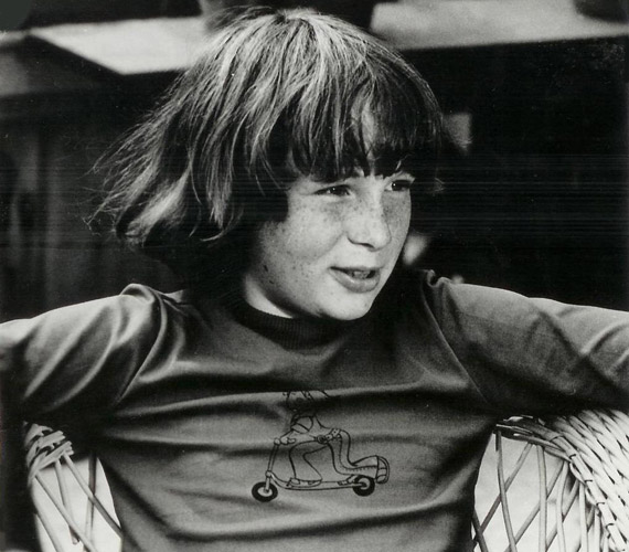 	Geszti Péter gyermekszínészként szerepelt többek között az 1978-ban készült Ebéd és a Zokogó majom című filmekben, sorozatokban, országos ismertségre azonban a Mézga családdal tett szert.