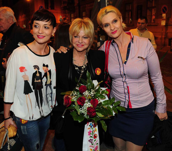 	Az igazgatónő Farkasházi Réka és Janza Kata színésznőkkel.