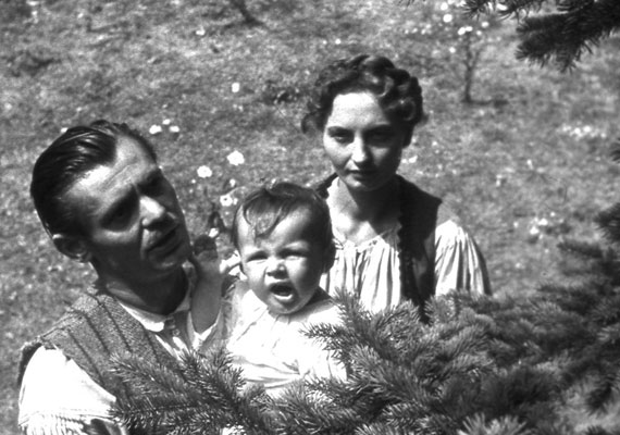 	A Földindulás című filmben fedezték fel, ezen a fotón pedig az 1942-es Emberek a havasonban főszerepet játszott Szellay Alice oldalán. Filmbéli gyermeküket, Gergőt Ferenczi Péter alakította.