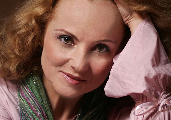 
                        	Kara Tündének, a békéscsabai Jókai Színház színésznőjének kedd este leállt a szíve egy felújító próbán. A Jászai Mari-díjas színművészt sikerült újraéleszteni, a gyulai kórház intenzív osztályára szállították.