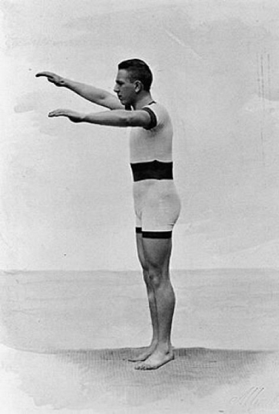 	Hajós Alfréd az első újkori olimpián 1896-ban Athénban 1:22,2-es idővel nyerte meg a 100 méteres gyorsúszást. De nem medencében, hanem a 13 fokos tengervízben. Ezzel az eredménnyel történelmet írt: ő lett az első magyar olimpiai bajnok.
