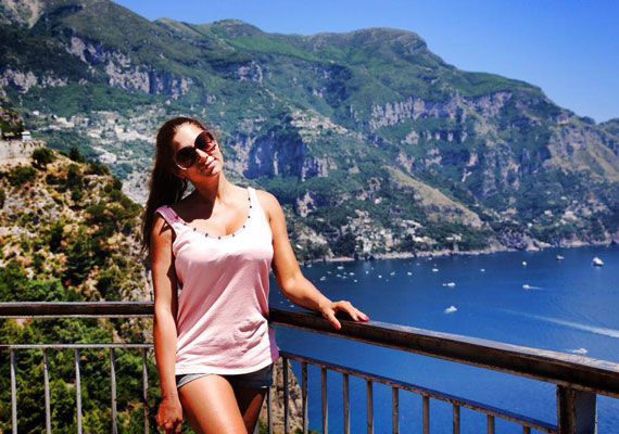 	Az Amalfi-parton is igazi nyár van 30 fokkal, a műsorvezető nem véletlenül húzott rövid shortot és topot.