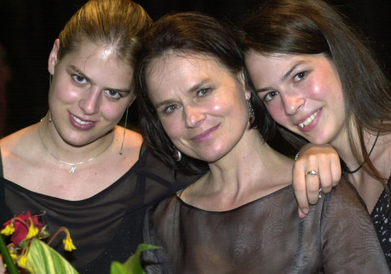 	Hűvösvölgyi Ildikó ezen a fotón a Madách Színház 50. születésnapján pózol bájos lányaival, Nórával (balra) és Zsófiával (jobbra).