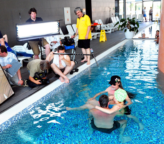 	A szereplők nagyon élvezték a forgatást, nagy volt a felfordulás a medence körül.