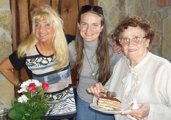 	2015 júniusában ünnepelték Karda Bea ex-anyósának, Margit néninek 85. születésnapját. Az eseményről természetesen az unoka, Nikolett sem hiányozhatott.