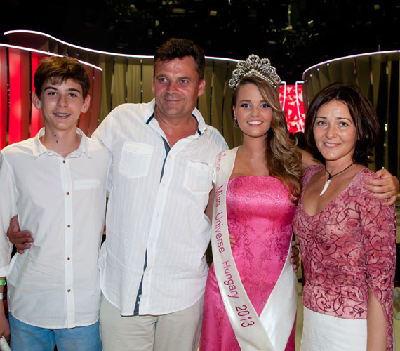 	Nagy volt az öröm a családban, amikor Kárpáti Rebeka fejére került a Miss Universe Hungary címmel járó korona.