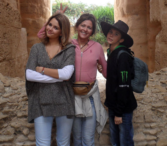 	Nyaraláson Tunéziában: Kárpáti Rebeka, Kenéz Mariann és a kis Kárpáti András.