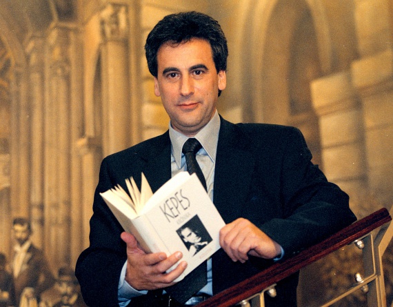 	Kepes András a Reálszisztéma kávéházban 1999-ben, ahol Kepes Krónika című könyvét dedikálta.