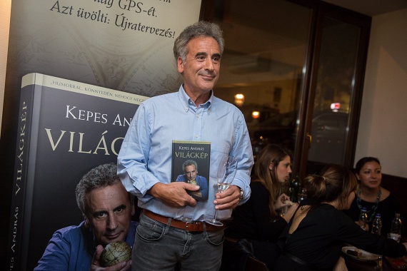 	Kepes András legutóbbi, Világkép című könyvének bemutatóján a Babka Budapest ételbárban 2016 októberében. A 68 éves műsorvezető-riporter-újságíró remek formában van.