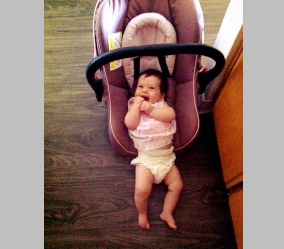 
                        	Jaksity Kata, az ATV híradósa négy hónapos kislányáról posztolta ezt a cuki fotót: a kis Jázmin nem szeret a babahordozóban ücsörögni, de ebben a pózban hintázni rajta annál inkább.
