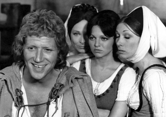 	Az 1975-ös Itt járt Mátyás király... című tévéfilmsorozatban. A képen mögötte a fiatal Bánsági Ildikó és Gór Nagy Mária látható.