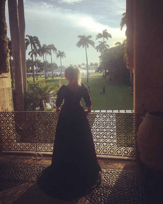
                        	"Köszönöm ezt a gyönyörű fekete csipkeruhát Samea Noorinak!" - írta Király Linda a kép mellé, ami Miamiban, az esküvőn készült.