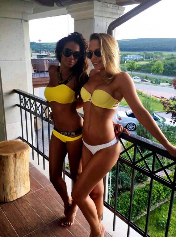 
                        	Pár óra alatt több mint 3000 lájkot kapott Kiss Ramóna és Tücsi bikinis fotója, amelyet a két szépség egy közös belföldi nyaralásról posztolt.