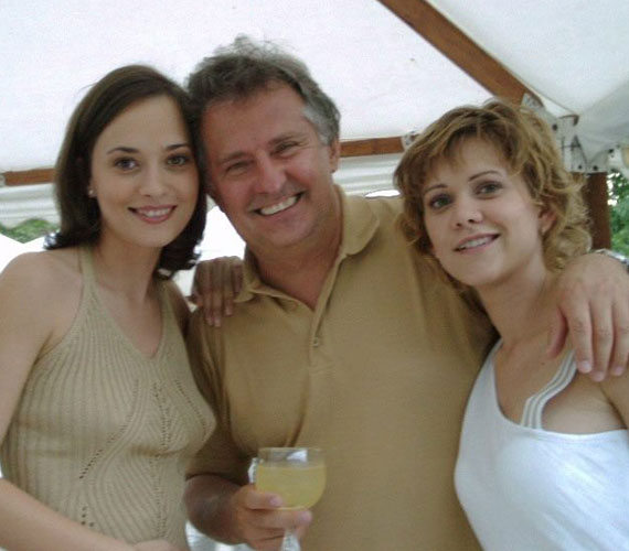 	Farkasházi Réka (Kertész Mónika) és Juga Veronika (Berényi Kata) nem csak jó barátnők lettek a sorozatnak köszönhetően, de még babát is egy időben vártak. Előbbi 2008-ban, utóbbi már 2004-ben elköszönt a nézőktől, de a mai napig jó barátnők.