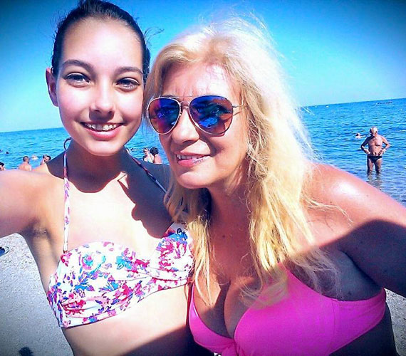 	Kiszel Tünde és lánya júliusban Rodosz szigetén pihent, a tengerpartról ugyancsak megosztottak néhány közös bikinis képet.