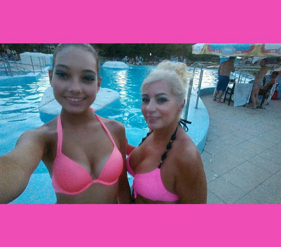 	A 14 éves Kiszel Donatella és 55 éves édesanyja is egy-egy pink bikini mellett döntött, amikor strandolni indultak.