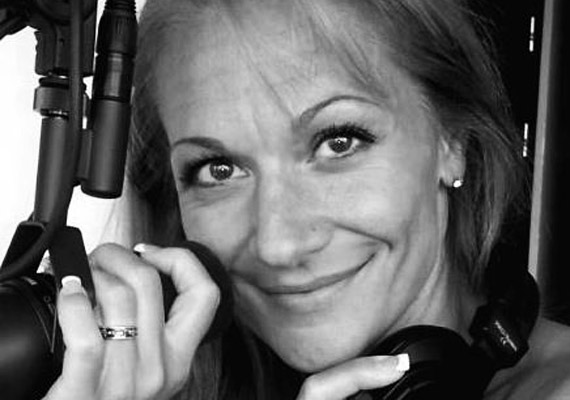 	Bella Gabriella, a 89,5 Music FM hírolvasó röhögőgörcsöt kapott az Önindító című reggeli műsorban.