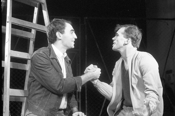 
                        	A 22 éves Kulka János és Bubik István a Színház- és Filmművészeti Főiskola végzős hallgatóiként az Iglódi István rendezésében bemutatott West Side Story című musical egyik jelenetében 1980-ban.