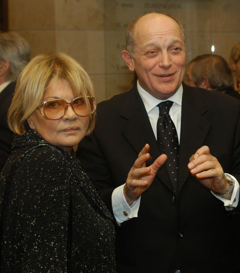  	Almási Éva és Balázsovits Lajos  	A Kossuth- és Jászai Mari-díjas színésznő és a színész, rendező már négy évtizede élnek boldog házasságban. 
