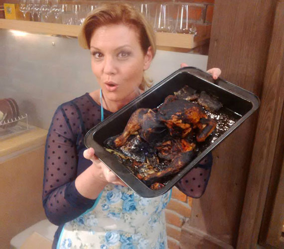 	Liptai Claudia olyan népszerű, hogy még odaégetett csirkéjére is több mint száz hozzászólás érkezett. "Csiken la koksz..menyifik" - írta valaki viccesen.